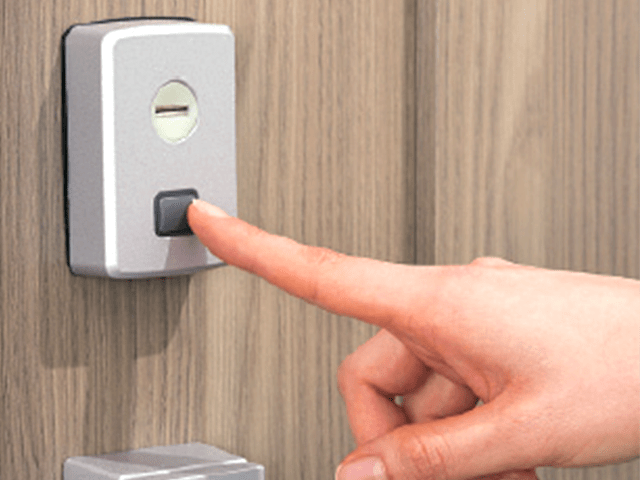鍵を出さずにボタンを押すだけで、ラクラク施解錠。