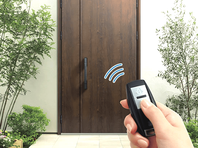 ボタンを押すだけの簡単操作。光と音で施解錠を確認。